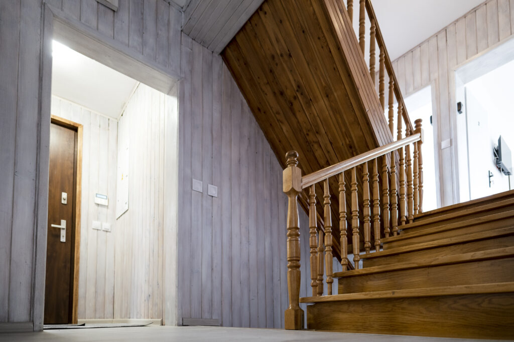 Korytarz z klimatyczną klatką schodową